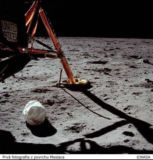 Prv fotografia z povrchu Mesiaca