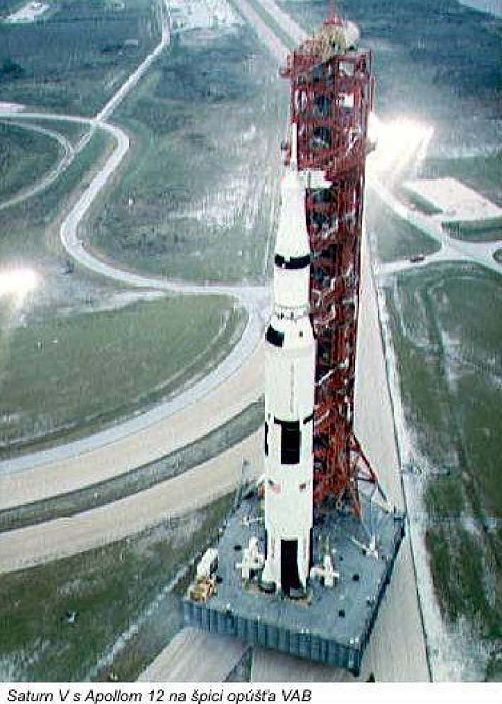 Saturn V s Apollom 12 na pisi opa VAB