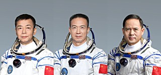 Posádka lodi SZ-15 (zleva: Deng, Fei, Zhang)