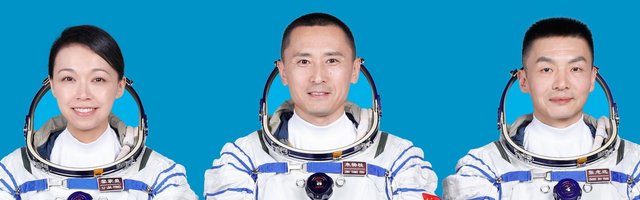 Pos�dka lodi SZ-23 (zleva: Liov�, Zhu , Zhang)