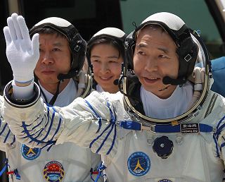 Posádka SZ-9 (zleva Liu Wang, Liuová Yang, Jing Haipeng)