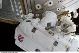 Helms[ová] při EVA-1 u modulu Destiny (11.03.2001)