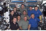Společná fotografie posádek Expedice 4, STS-111 a Expedice 5 na ISS (08.06.2002)