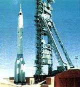 Foto .4 - Nosn raketa Proton K (UR-500) s kosmickou lod Zond - Sojuz (model 7K-L1) se zchrannm systmem SAS.