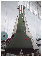 Návratová kabina Merkur s manévrovací a brzdicí raketovou jednotkou vpředu