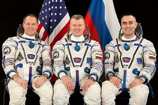 Posádka Sojuzu TMA-06M (zleva:  Ford, Novickij, Tarjelkin)
