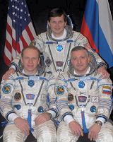 Posdka Sojuzu TMA-10 (zleva: Kotov, Simonyi, Jurichin)