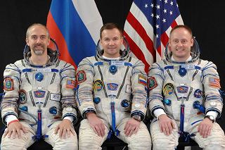 Posdka Sojuzu TMA-13 (zleva: Garriot, Lonakov, Fincke)