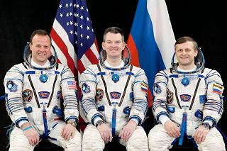 Posdka Sojuzu TMA-21 (zleva:  Garan, Samokujajev, Borisenko)