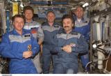 Posádka Sojuzu TMA-4 spolu se členy Expedice 8 na ISS (22.04.2004)