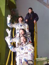 Posádka Sojuzu TMA-4 krátce před startem (19.04.2004)
