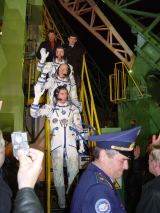 Posádka Sojuzu TMA-6 krátce před startem (15.04.2005)