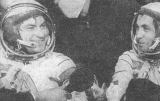 V. Kovaljonok (vlevo) a A. Ivančenkov krátce po přistáni návratové kabiny Sojuzu 31