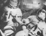 1) Valerij Bykovskij (vpravo) a Sigmund Jhn na palub Sojuzu 31 v prvnch hodinch letu 