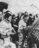 13) Prvn kosmonaut NDR - sttu, jeho oban dky sovtsk technice pronikl do vesmru - ukonil spn let. Jet autogram na vnj stnu kosmick lodi...(L+K .25/1978 str.999)