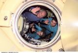 Posádka Sojuzu TM-33 před odletem z ISS (30.10.2001)