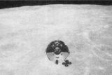 Velitelská sekce Apolla 10, fotografovaná z LM nad odvrácenou stranou Měsíce, krátce po oddělení obou lodí 22. května. Obě obíhaly na dráze ve výši asi 110 km nad povrchem, měsíční horizont je na snímku vzdálen asi 600 kilometrů a Slunce se nacházelo takřka přímo nad hlavou