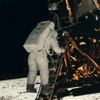 Aldrin sestupuje z modulu