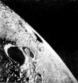 Zatmco Richard Gordon fotografoval z Yankee Cliperu krtery Reinhold a Kopernk, pipravovala se dole na Msci prvn vychzka