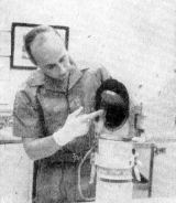 Velitel Apolla 12, Charles Conrad, si v karanténě prohlíží "ukořistěnou" televizní kameru ze Surveyoru 3