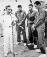 Se skloněnými hlavami vyslechli všichni na palubě Iwo Jimy modlitbu díkůvzdání, kterou pronesl kaplan amerického námořnictva Philip Jerauld