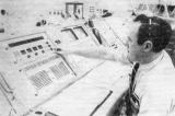 Sál číslo 2 ve středisku startovních operací na Merritt Islandu 25. ledna 1971 v 9 hodin dopoledne. Vedoucí startovních příprav Charles F. Henschel startuje Countdown. Je T mínus čtyři dny a šest hodin.