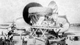 Přístrojový úsek IU, mozek nosné rakety Saturn V, je vykládán na letišti Kennedyho mysu ze speciálního transportéru Super Guppy 