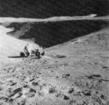 Zatímco Irwin se již vydal směrem ke kráteru St. George, Scott věnuje dojemnou péči Roveru