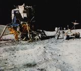 Apollo 16 - msn modul Orion, vozidlo Rover a astronaut J.W.Young pi prvn vychzce (foto na oblce L+K .17/1972) 