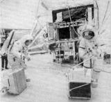 Posdka LM Apolla 16, Charles M. Duke (vlevo) a John W. Young, pi ncviku vykldn ALSEPu 