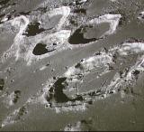 11) Tento snímek byl pořízen 24. prosince z výšky 110 km. Vpředu kráter Goclenius s průměrem téměř 64 km, v pozadí (zprava doleva) Gutenberg D, Magelhaens, Magelhaens A a Colombo A.