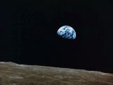 9) Pohled na Měsíc a Zemi z paluby Apolla 8.