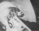 Tento snímek pořídil Schweickart při své vycházce do vesmíru. V otevřených dveřích velitelské sekce stojí Scott