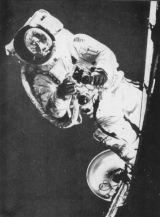 Americk astronaut sfotoapartem Hasselblad pi EVA. Vjeho pilb se zrcadl Zem.