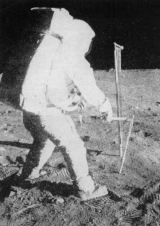 Vzpomnka na prvn msn vpravu - Edwin Aldrin pi odbru trubkovho vzorku