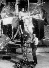 Posdka Apolla 14 u modelu msn sekce. Zdola nahoru: velitel expedice A. B. Shepard, S. A. Roosa (pilot velitelsk sekce) a E. D. Mitchell (pilot msn sekce)