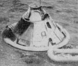 Velitelskou sekci Apolla 4 zajistili po přistání na hladině oceánu žabí muži nafukovacím plovákem