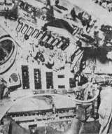 Detail palubn desky kabiny Mercury" (Kdla vlasti 15/1961)