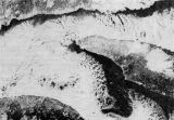 Pohled na ledové kry v ústí řeky Sv. Vavřince (Kanada), jak jej zachytila mapovací kamera ze Skylabu. Protáhlý ostrov Ancosti v pravé polovině snímku rozděluje řeku do dvou ramen
