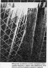 Bílé pruhy na elevonu vznikly rozkladem silikonového kaučuku z mezer mezi dlaždicemi. Kraj elevonu pokrývá spálený ablativní materiál.