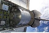 Nákladový prostor Discovery STS-102 s MPLM modulem Leonardo (10.03.2001)