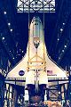 Příprava Discovery ve VAB k letu STS-102 (01.02.2001)