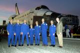 Administrtor NASA O'Keefe a posdka STS-109 po pistn (12.03.2002)