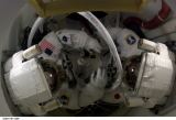 Noguchi a Robinson v přechodové komoře před EVA-1 (30.07.2005)