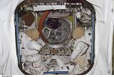 Skafandy pro výstup do kosmu (EMU) uskladněné v modulu Quest na ISS (06.07.2006)