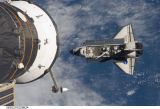 Raketoplán Atlantis STS-129 při příletu ke stanici ISS (18.11.2009)