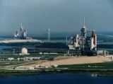 Columbia STS-35 na LC-39A (v popředí) a Discovery STS-41 na LC-39B (24.09.1990)