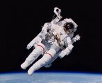 Bruce McCandless při EVA-1 (07.02.1984)