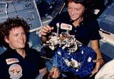 Sullivan[ová] a Ride[ová] při experimentech na palubě Challengeru (07.10.1984)
