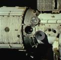 V průzoru na Miru je z raketoplánu vidět Poljakov (06.02.1995)
